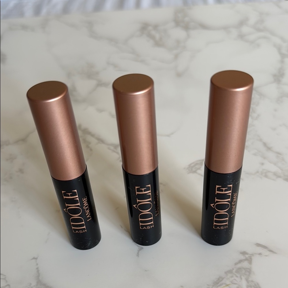 Black Volumizing Mascara with Sleek Design